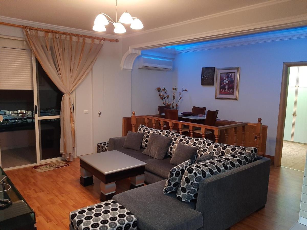דירות בראט Apartament Egzoni City Center מראה חיצוני תמונה