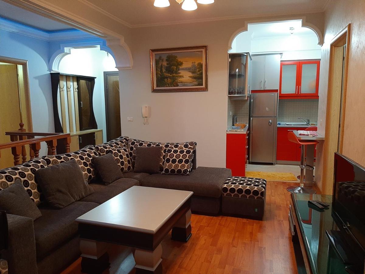 דירות בראט Apartament Egzoni City Center מראה חיצוני תמונה