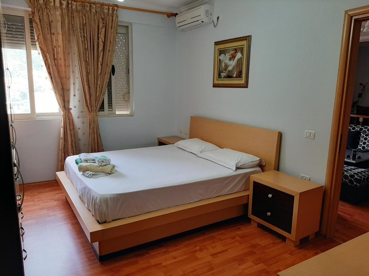 דירות בראט Apartament Egzoni City Center מראה חיצוני תמונה