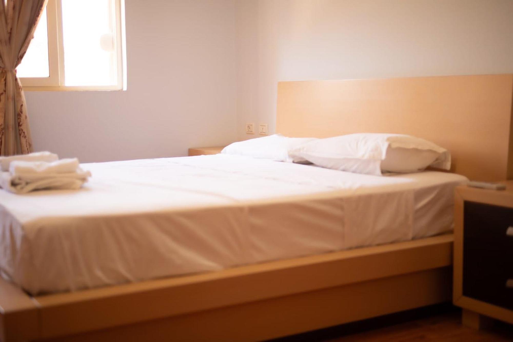 דירות בראט Apartament Egzoni City Center מראה חיצוני תמונה
