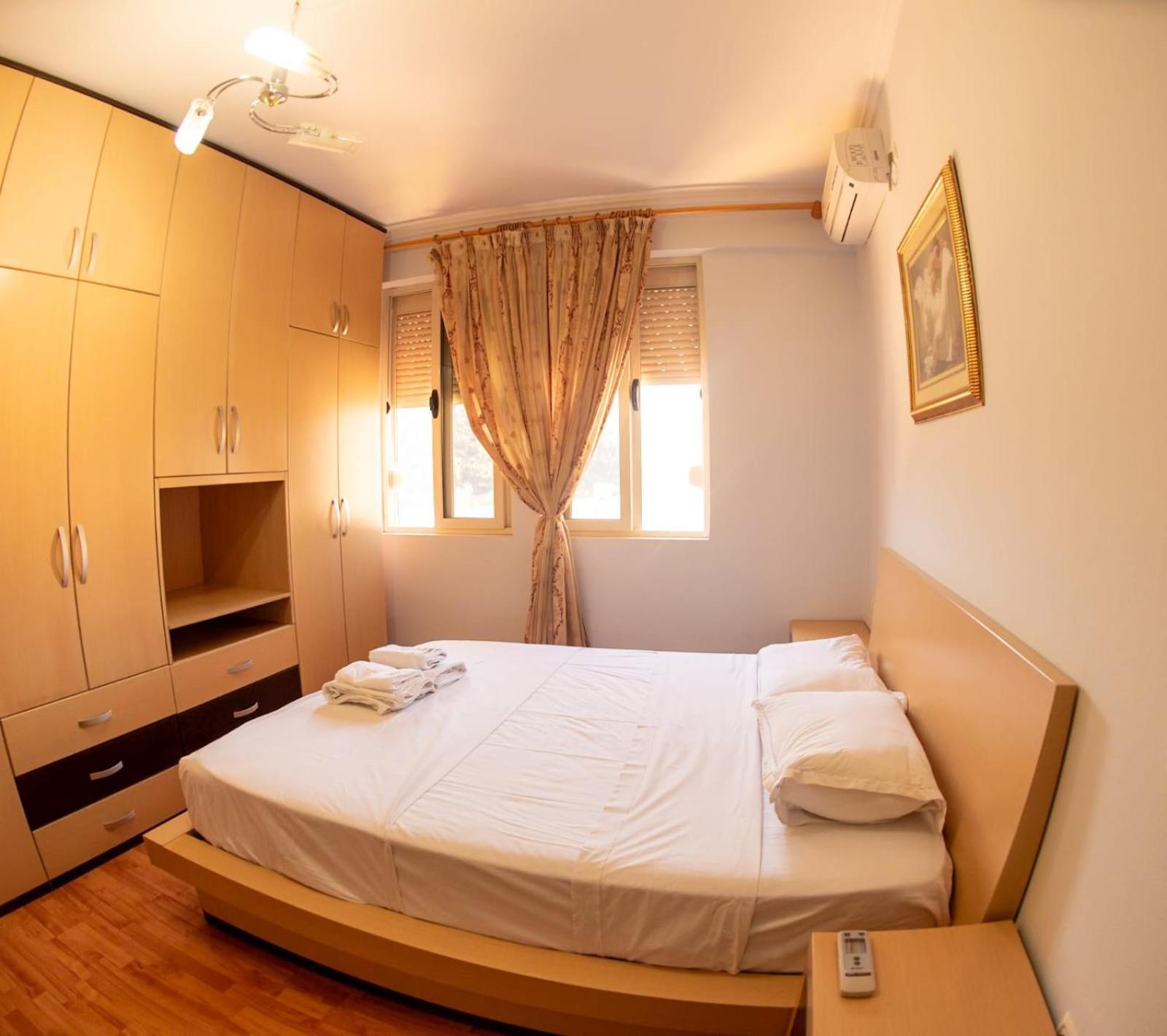 דירות בראט Apartament Egzoni City Center מראה חיצוני תמונה