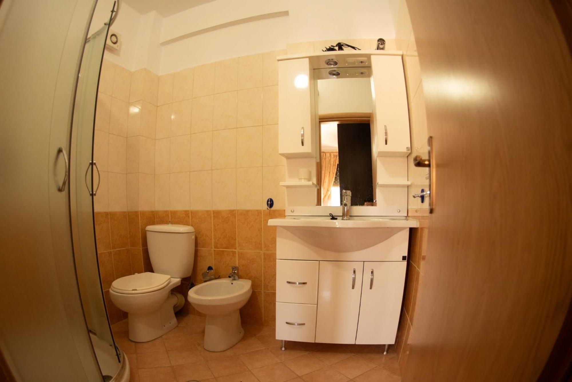 דירות בראט Apartament Egzoni City Center מראה חיצוני תמונה